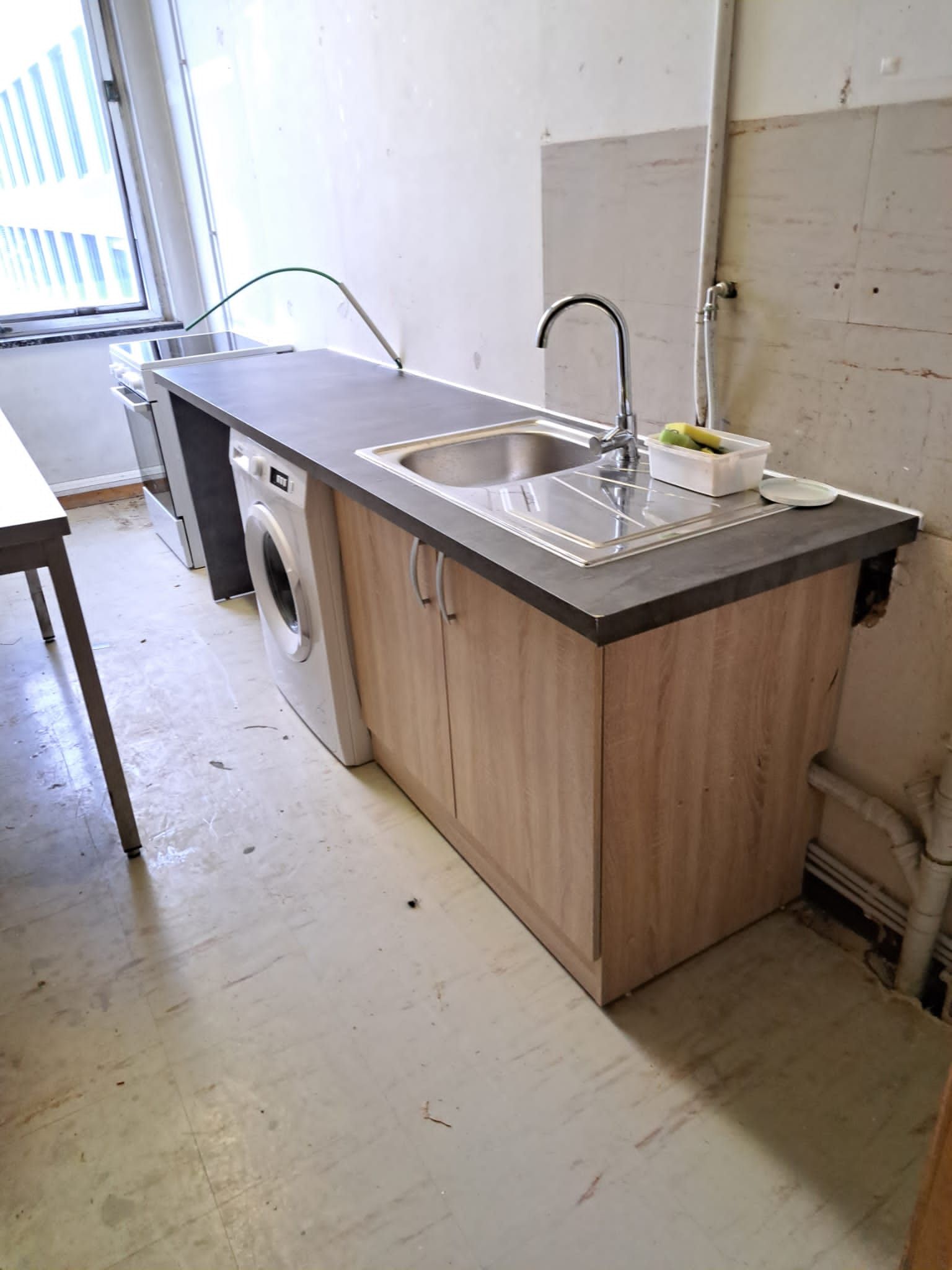 La même cuisine après rénovation par l'équipe technique de la FéBUL