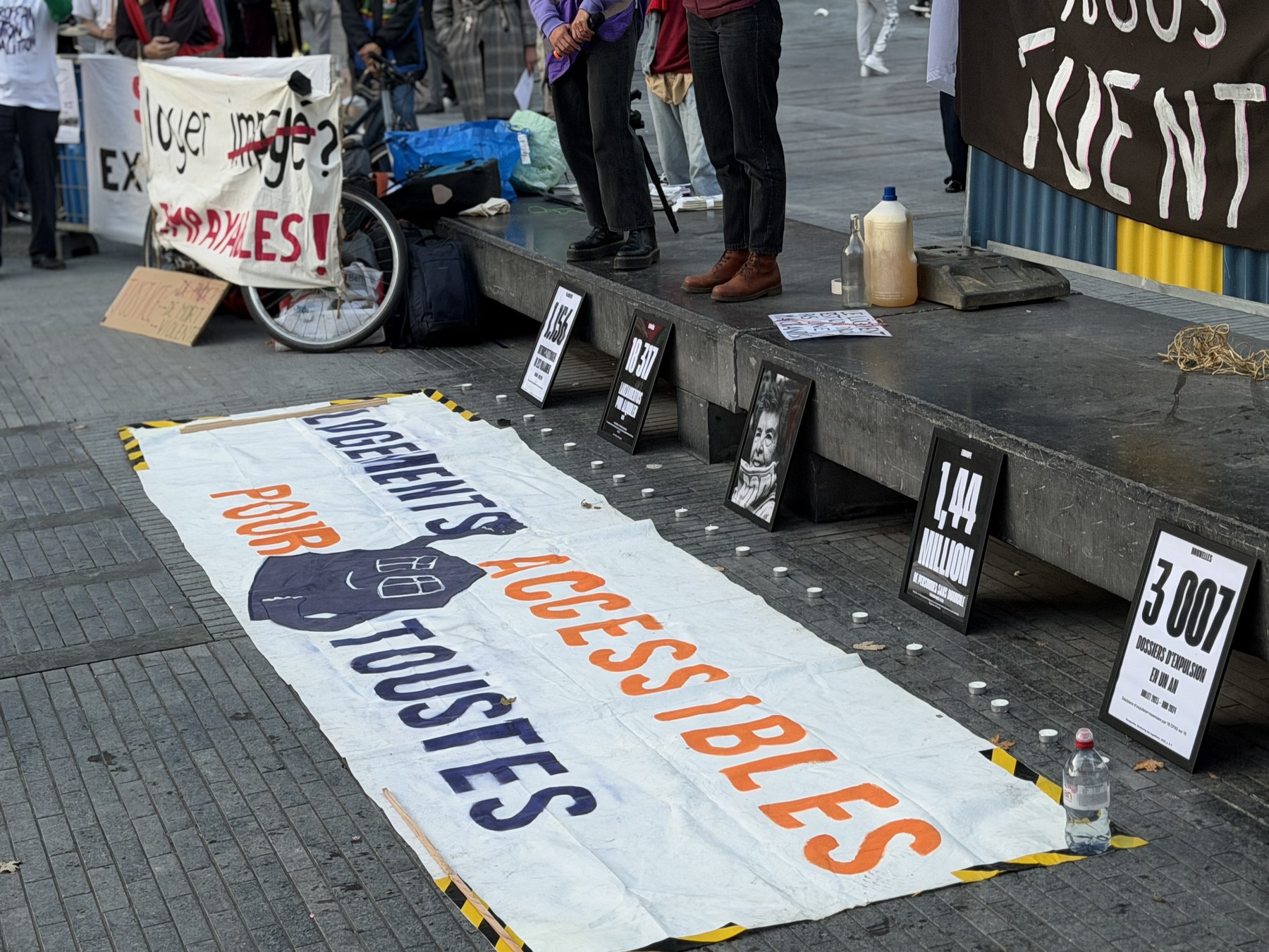 Hommage aux victimes des expulsions lors du rassemblement du 14 octobre à Bruxelles.